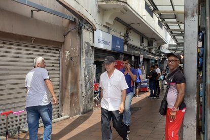 Pocos eran los clientes que transitaban por los pasajes de la Bahía, en el centro de Guayaquil.