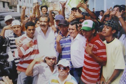 Los Latin Kings eran populares en la época de su legalización. Aquí aparecen junto al entonces alcalde de Guayaquil, Jaime Nebot.