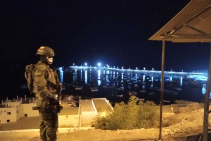 Uno de los uniformados realizando la ronda de vigilancia en la noche.