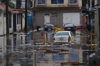 Vehículos sumergidos, con gran parte de su estructura bajo el agua, en la ciudadela La Alborada.