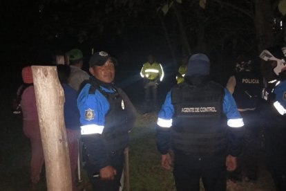 Policías también se personaron en el sitio.