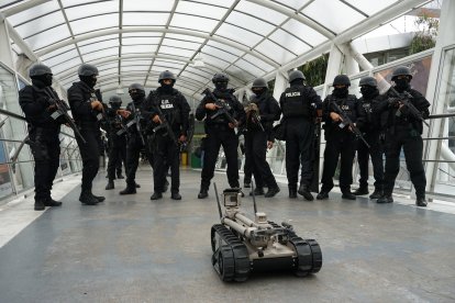 La policía usó un robot para determinar si el objeto encontrado en la terminal era una bomba.
