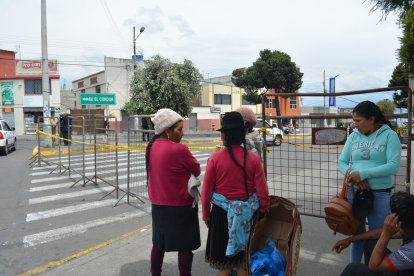 Afuera de la cárcel, los familiares de reos y guías siguen a la espera de saber qué va a pasar.
