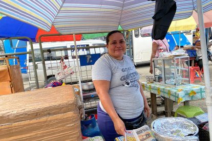 Georgina Barzola leía un ejemplar de EXTRA mientras aguardaba que llegue su clientela.