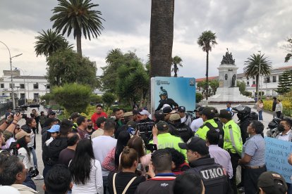 Familiares de los retenidos en la cárcel de Latacunga hicieron un plantón.