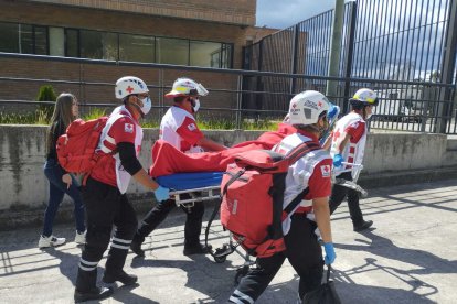 El miércoles, personal de la Cruz Roja trasladó a una cocinera a una casa de salud.