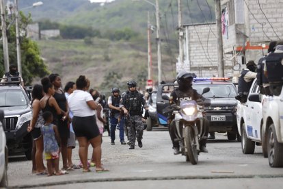 Durante la incursión, varios ciudadanos salieron de sus casas para respaldar la acción policial.