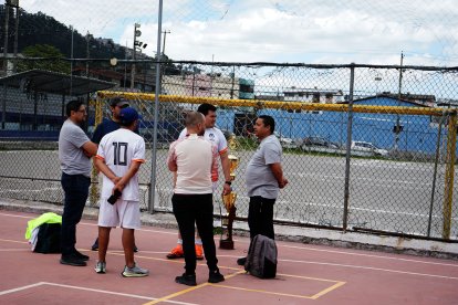 Los deportistas y dirigentes se alistaron junto a la cancha de tierra para ser parte del evento.