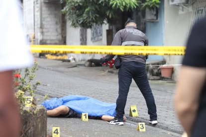 El cuerpo de la víctima quedó tendido en la calzada.