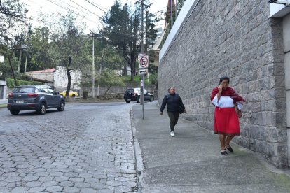 Av. González Suárez. Aquí no pasan buses. Se llega en carro propio, taxi o a pie.