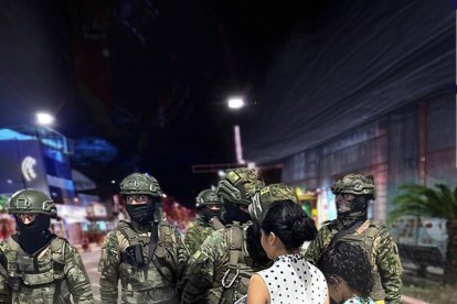 Sayuri sale todas las noches para brindar chocolate con pan a los militares de Huaquillas.