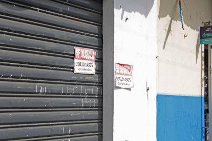 En muchos locales hay letreros en los que se ofrece su alquiler, pues emprendedores dejaron su actividad por la inseguridad.