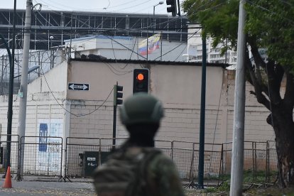 El cuerpo fue visto al amanecer. Por cámaras notaron que no se movía.