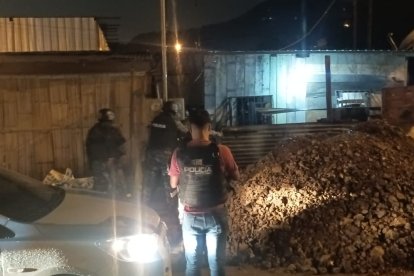 Policías allanaron varios inmuebles para encontrar a los secuestrados.
