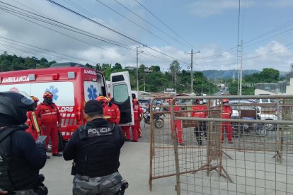 Una ambulancia esperaba para la valoración médica de los retenidos.