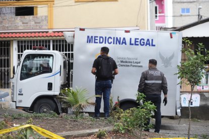 El cadáver fue subido al carro de Medicina Legal.