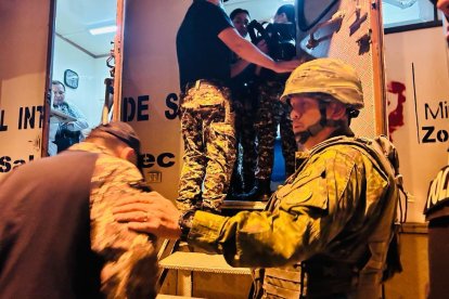 Antes de la intervención policial y militar, los privados de libertad entregaron a los 15 guías penitenciarios que mantuvieron secuestrados por seis días.