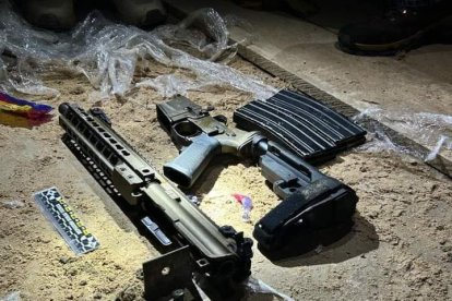 Parte del armamento decomisado en el Centro de Privación de Libertad de Machala.