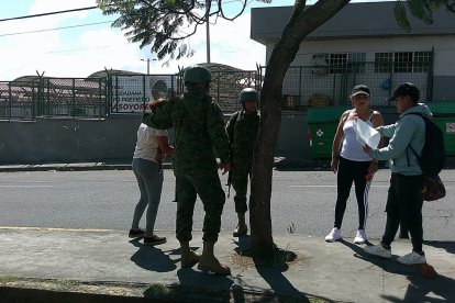 Allegados de detenidos arribaron al Centro de Privación de Libertad para tratar de gestionar la salida de sus parientes con boletas de excarcelación.