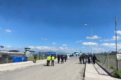 Alrededor de mil militares y 758 policías intervinieron en la revisión al centro carcelario de Latacunga.