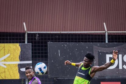 William Vargas (izq) tiene contrato por un año con Barcelona, juega de defensa.