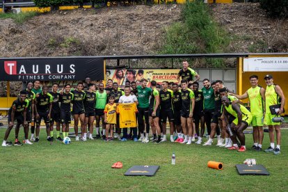 Daniel Medina en el centro de la foto, con todos los jugadores y cuerpo técnico de Barcelona.