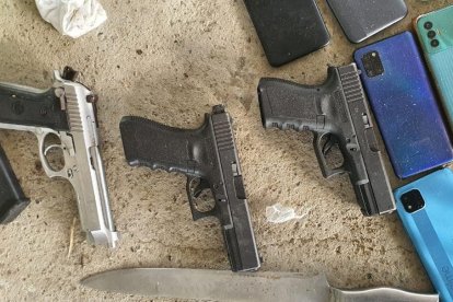 Las armas que encontraron dentro del penal.