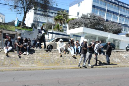 Familiares de una de las víctimas esperan su cadáver y están alertas por cualquier incidente.