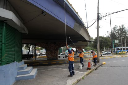 La estructura fue previamente pintada de azul, en un trabajo que tomó varias semanas. Ahora la orden es cambiar el color.