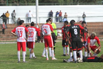 Hubo varias paralizaciones en el partido, debido a la intensidad con que se jugó.