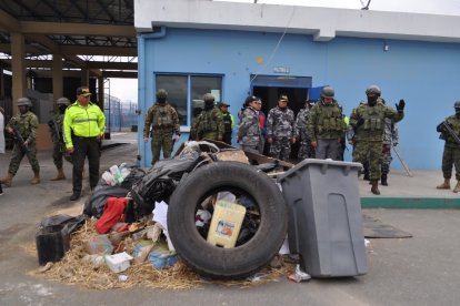 En algunos lugares del penal aún se observan los desechos del caos que hubo en el penal