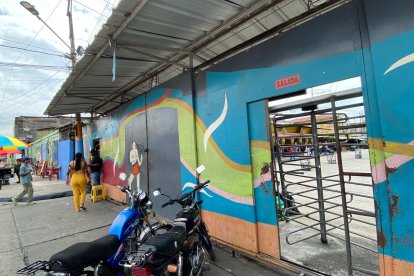 La entrada de 'La 18' cuenta con un torniquete para controlar temporalmente las aglomeraciones.