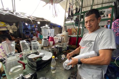 Alex López, comerciante del Mercado Cuatro Manzanas.
