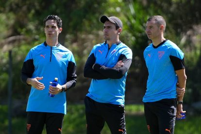 Adrián Gabbarini (d) supervisando los trabajos de pretemporada con el DT Josep Alcácer (i).
