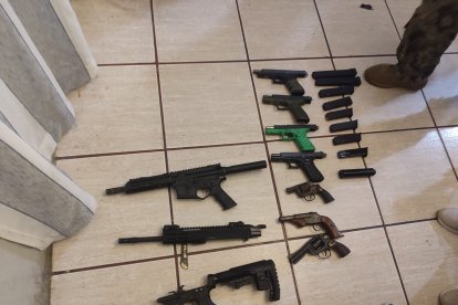 Parte de las armas incautadas en el operativo.