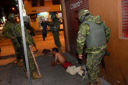 A un sujeto que tenía un cuchillo lo retuvieron por varios minutos en el camión.