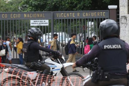Referencial. La policía informa que fortalecerá un plan para evitar crímenes en colegios.