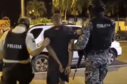 La policía en Esmeraldas difundió que recapturaron a otro que evadió el Centro de Privación de Libertad.