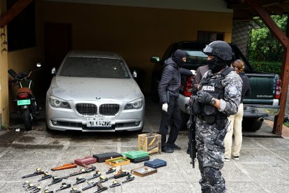 Dentro de la casa que fue allanada encontraron un auto de alta gama.