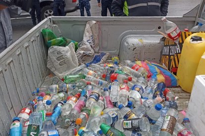 El licor artesanal que fue decomisado en Loja.