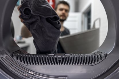 Cuando metas prendas oscuras a la lavadora, clasifícalas según el color, para no manchar el resto de ropa.