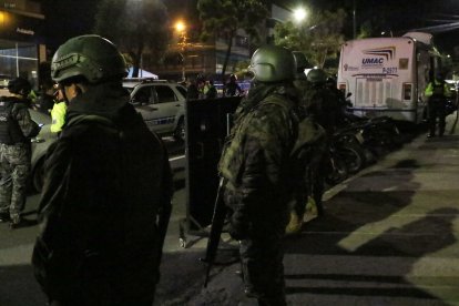 Un fuerte contingente militar y policial se desplegó durante las diligencias con Salcedo.