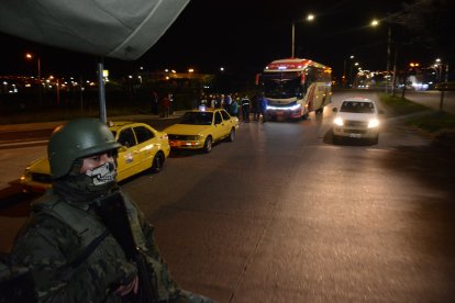 Miliares realizan operativos en Quito por el toque de queda.