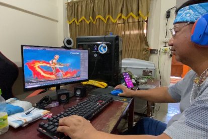 Ronald Mite preparándose para jugar Free Fire.