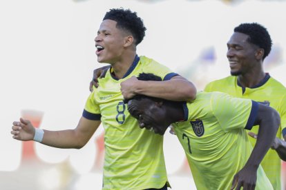 Yaimar Medina (c) de Ecuador celebra su gol contra Colombia, en un partido del Torneo Preolímpico Sudamericano Sub-23 en el estadio Nacional Brígido Iriarte.