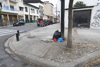 El infante fue dejado junto a un poste, entre varias fundas de basura.