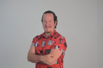 Trata de alejarse un poco del teléfono, porque dice que con el tiempo eso hace ‘puré’ el celebro, porque crea adicción.