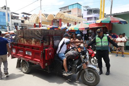 Policías peruanos solo realizaron control cuando se percataron de la presencia de EXTRA.