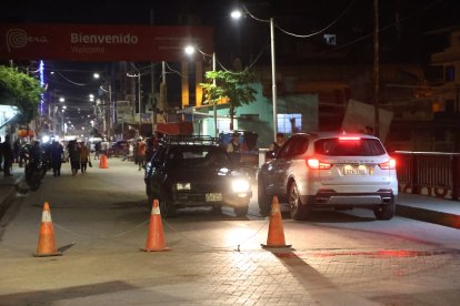 El Puente Internacional permanece abierto las 24 horas. En la noche también se observa el paso de personas.