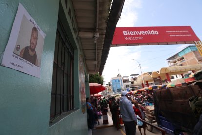 En las paredes de la estación policial peruana están pegadas hojas con el rostro de José Adolfo Macías Villamar, alias Fito.